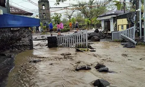 Siêu bão Goni “gầm rú” ở Philippines, số người thiệt mạng tăng lên